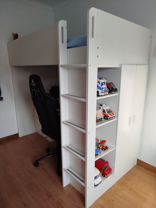 Mobília de quarto  completo cama/secretária/roupeiro e móvel arrumação