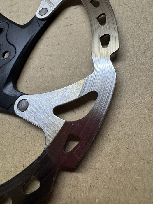 Tarcza Shimano SM-rt76-m
Na śruby