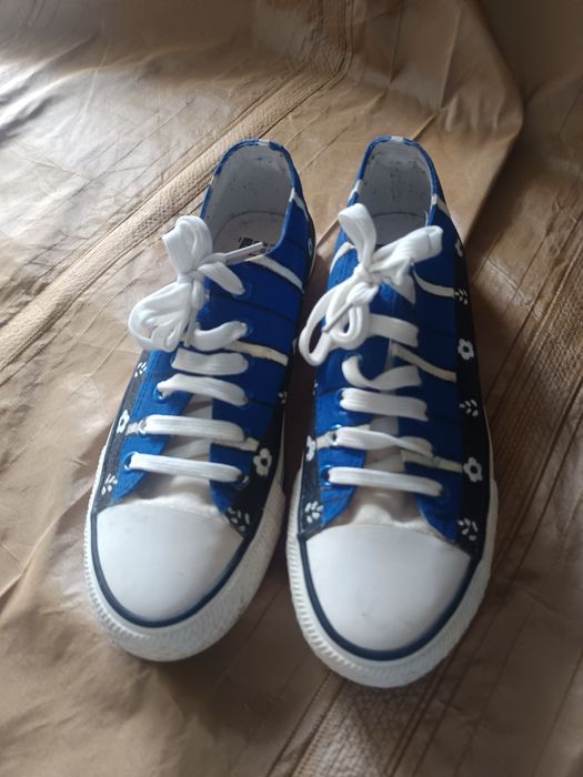 Tênis pintados á mão inspirados no traje de Viana do Castelo