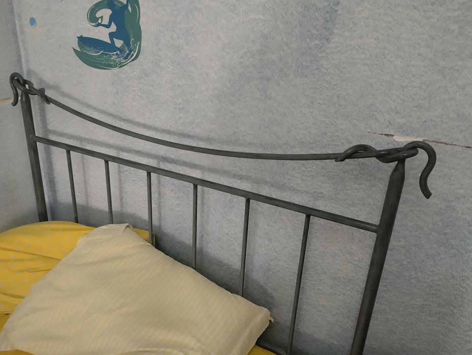 Cama de solteiro em ferro + colchão