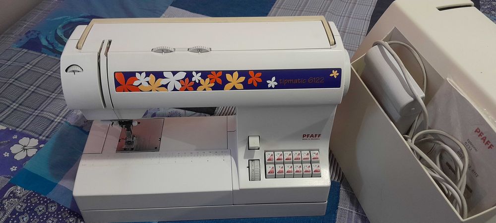 Продам швейну машинку-оверлок побутову