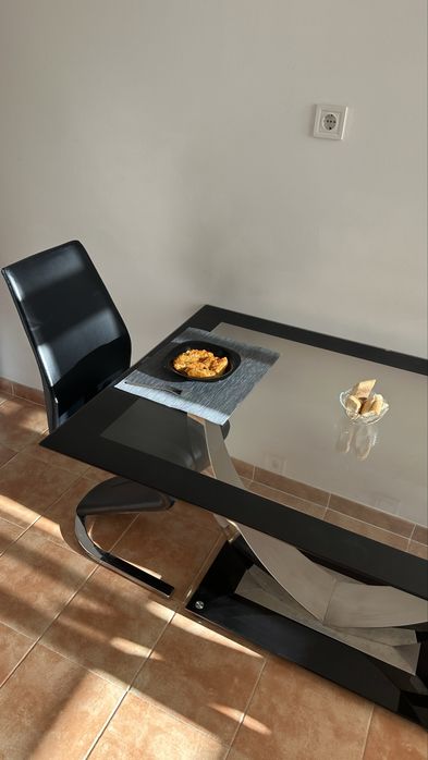 Vendo uma mesa de jantar.