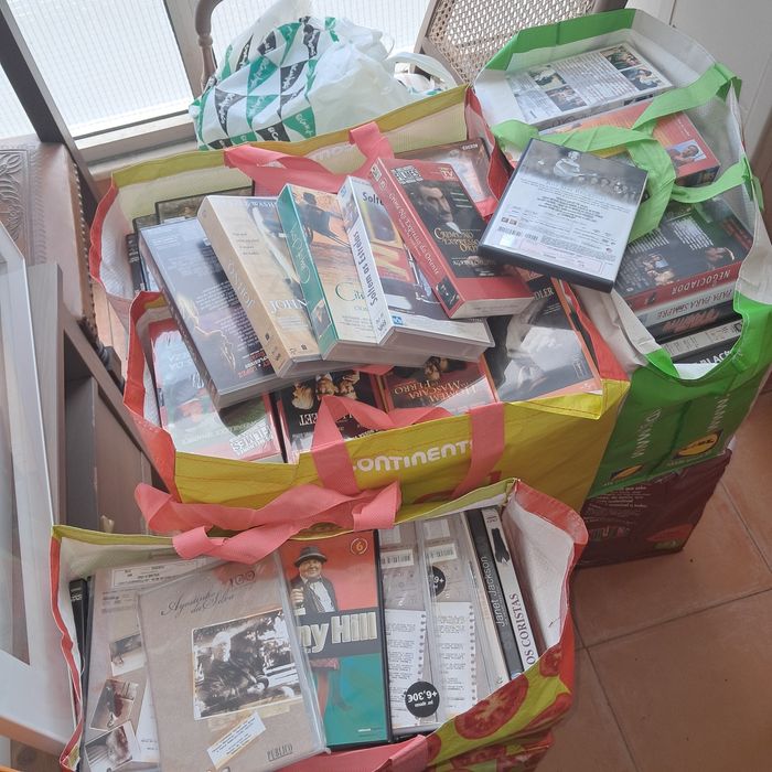 DVD, cassetes de vídeo de filmes e cassetes de música