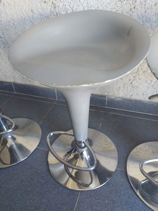 4 bancos de bar cinzentos