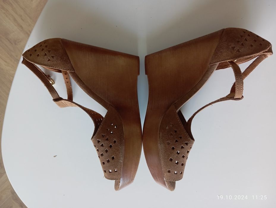 Bezowe koturny Stradivarius