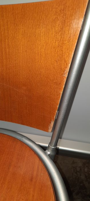 Bancos altos em ferro e madeira para cafe pastelaria