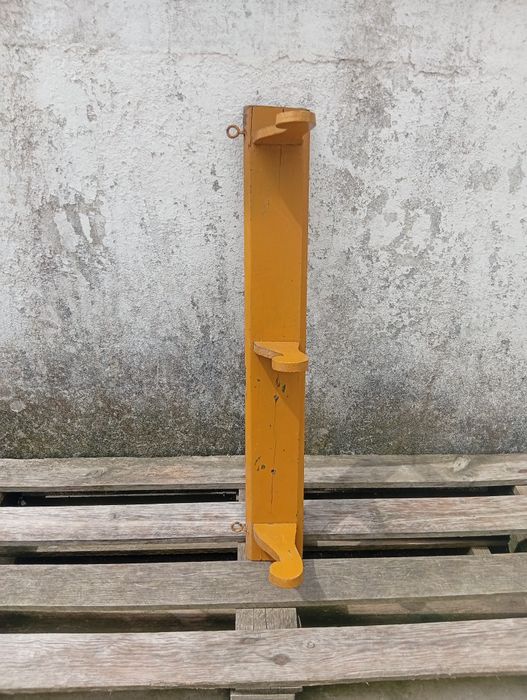 Cabide antigo em madeira, em amarelo mostarda,  com três ganchos