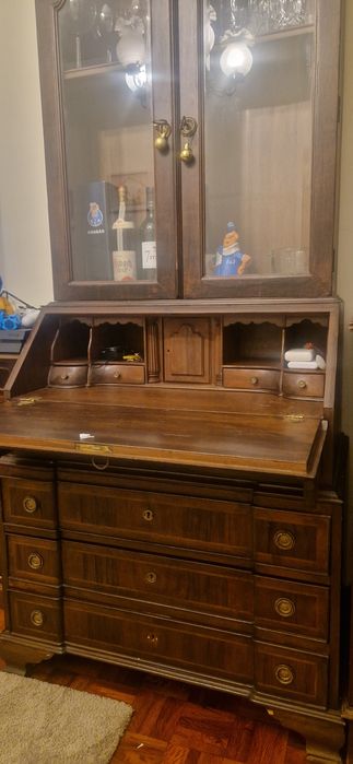 Secretária clássica em madeira com vitrine – estilo antigo