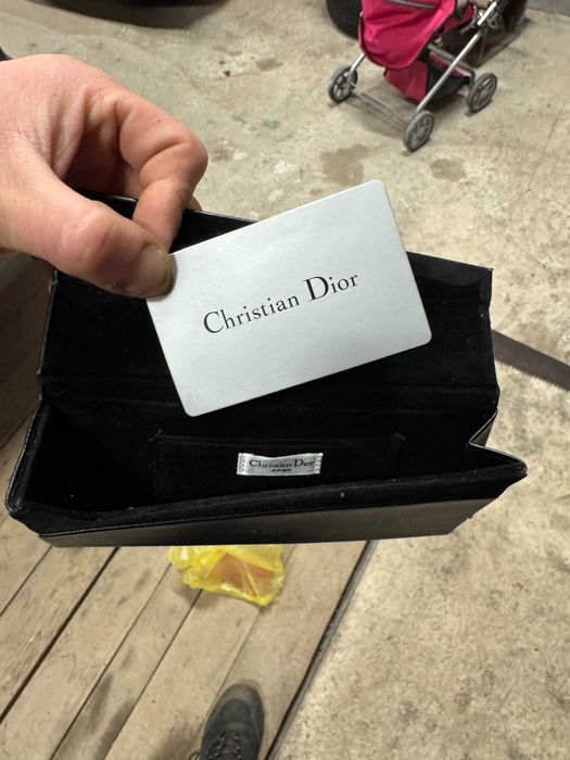 чехол для солнцезащитных очков от французского дома моды Dior.