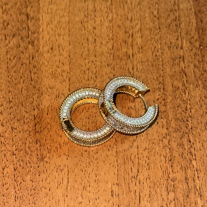 Сережки, медичне золото