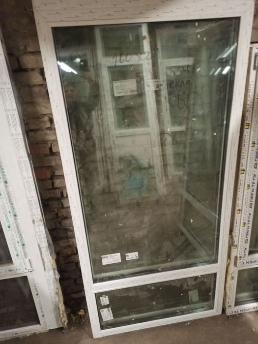 Окна панорамные глухие разных размеров.