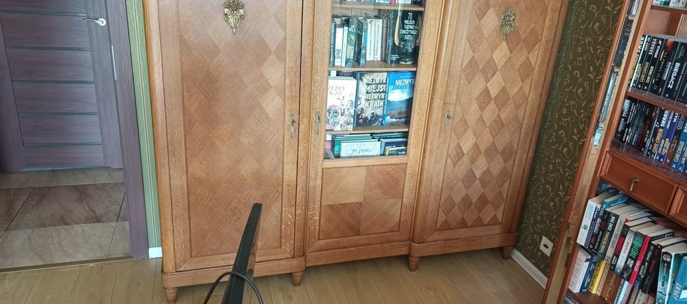 Biblioteka dąb w idealnym stanie
