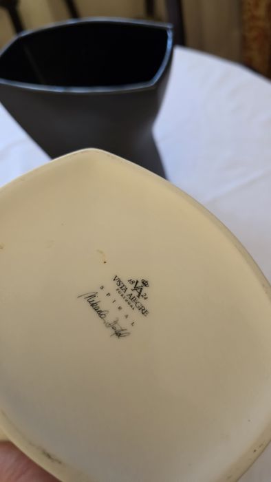 Jarra da marca VISTA ALEGRE, modelo Spiral.