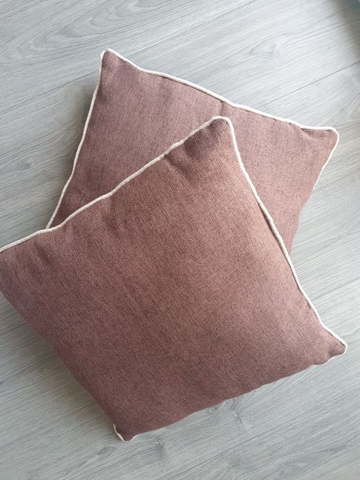 Três almofadas em linho castanhas