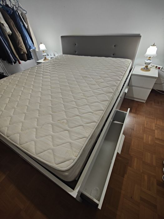 Quarto Completo Branco IKEA: Cama Casal com 4 Gavetoes, Colchao Ortopedico, Mesas e Candeeiros Retro