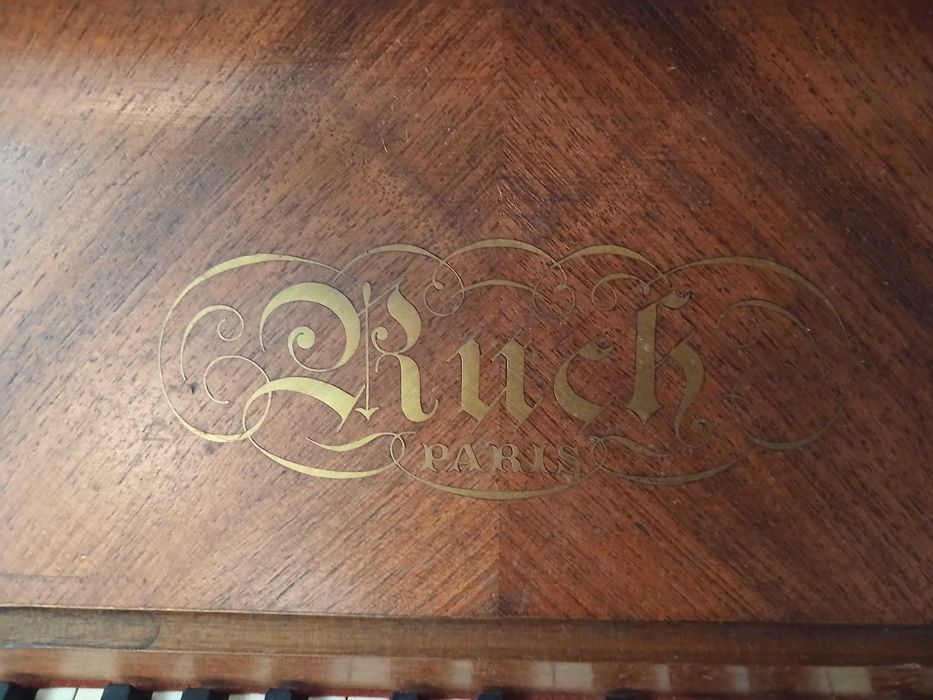 Piano vertical Ruch Paris