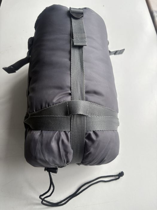 Saco cama cinzento e vermelho