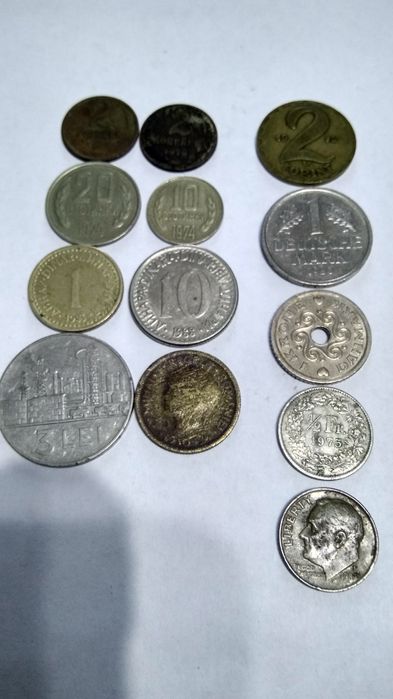 Монети  різні  .