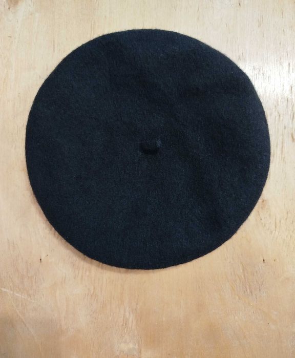 Берет вовняний чорний