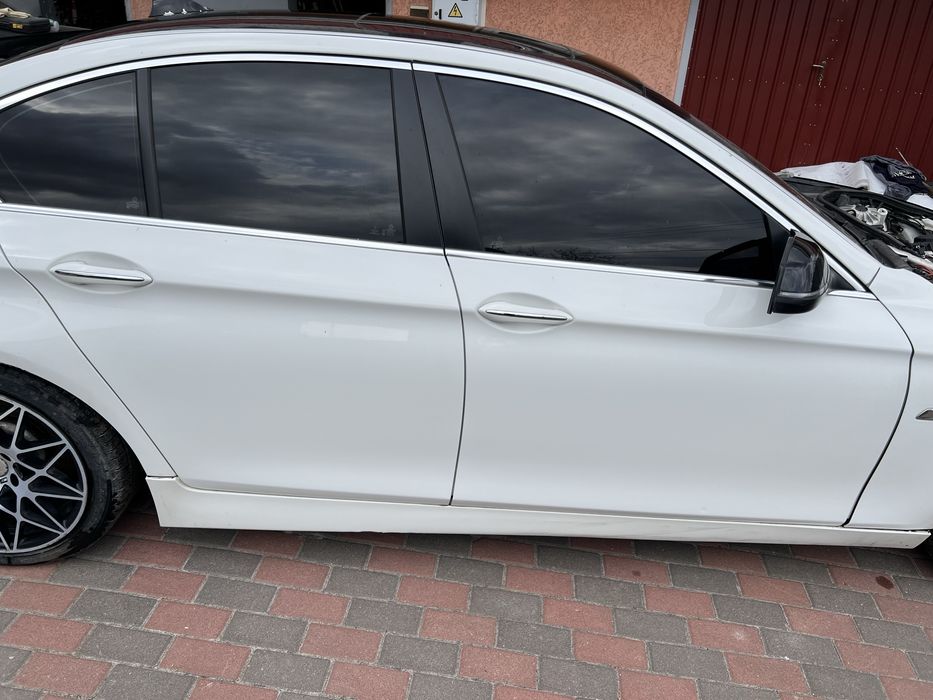 Двери,кузовные запчасти bmw f10 цвет 300