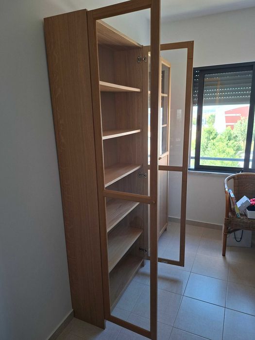 Estante IKEA Billy c/ porta de vidro e efeito carvalho