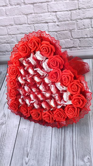 Червоний букет з цукерок Raffaello 27 шт серце подарунок дівчині