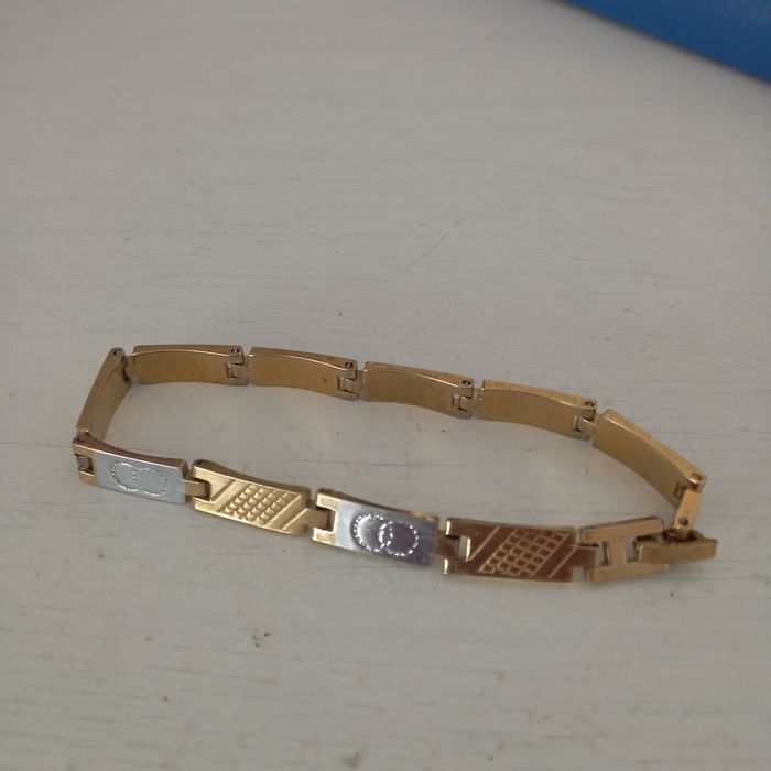 Pulseira em dourado e prateado