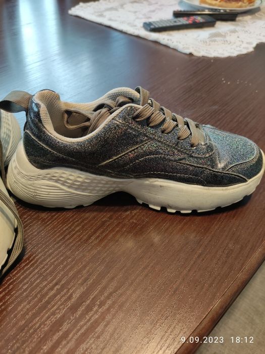 Buty sportowe dziecięce 33 Reserved