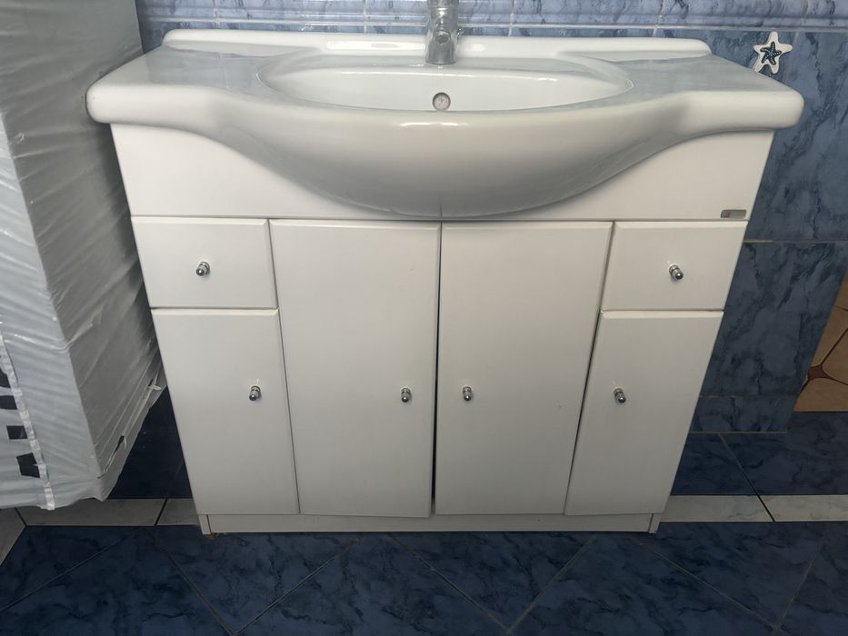 Szafka lazienkowa z umywalka i bateria