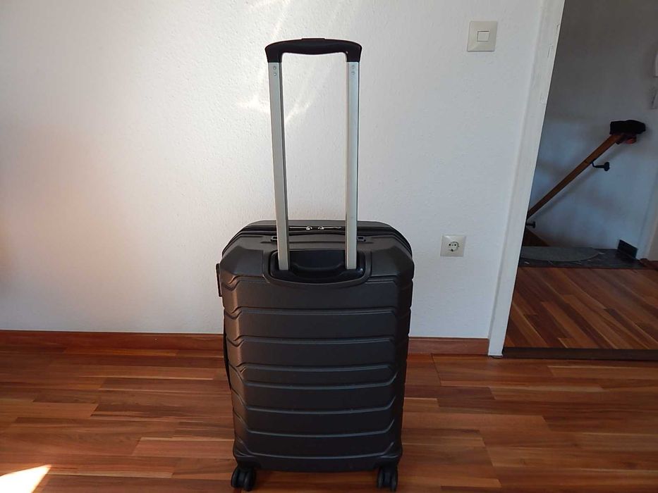 Дорожный чемодан на колесах