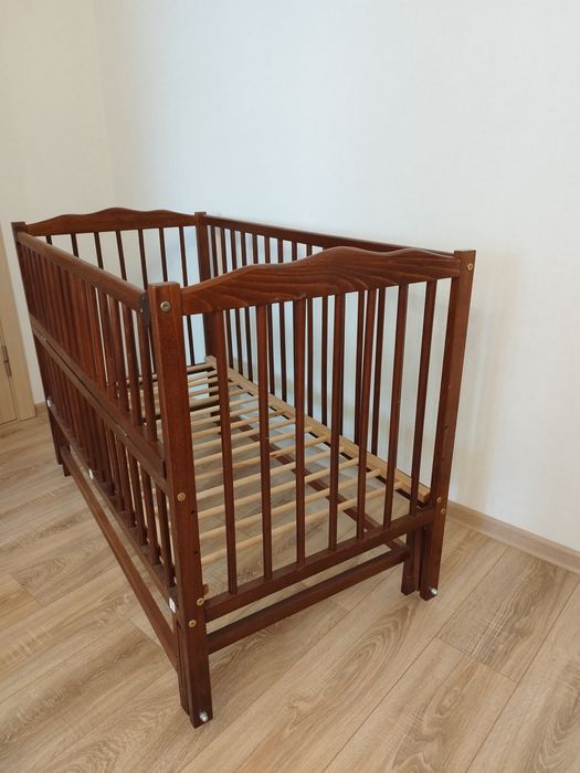 Дитяче ліжечко з маятником