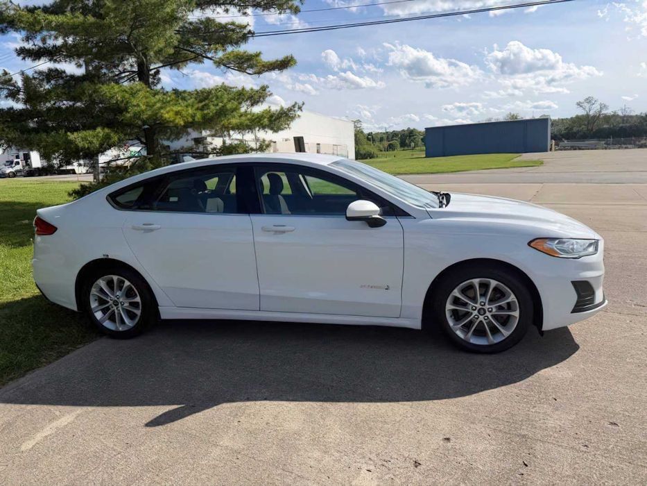 Ford Fusion Titanium Hybrid      2019