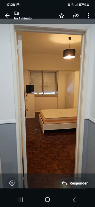 Alugo quarto com cama .roupeiro televisao