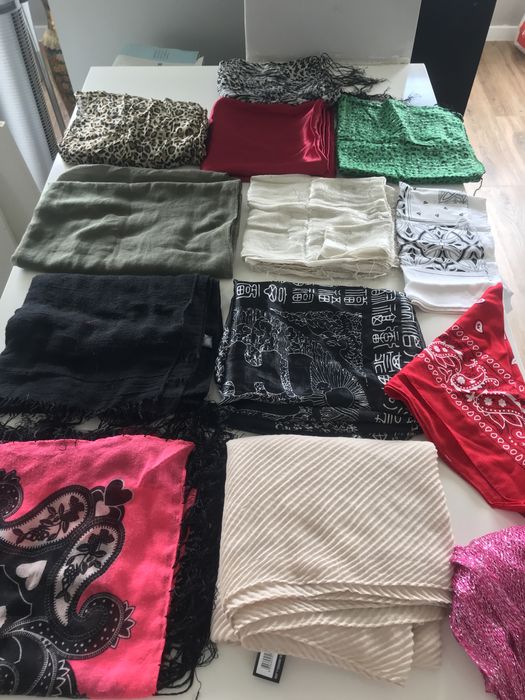 Vários Cachecóis/ Pêlos/ Golas/ Lenços/ Echarpes de modelos diferentes