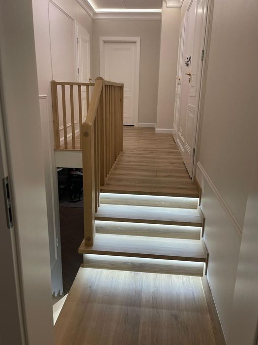 Schody drewniane dębowe lite zabiegowe, proste, podesty, parapety