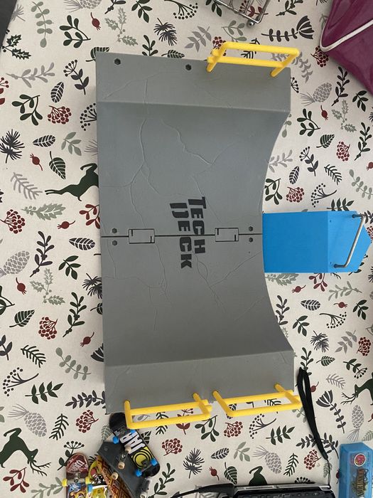 Pista com skates da tech dech