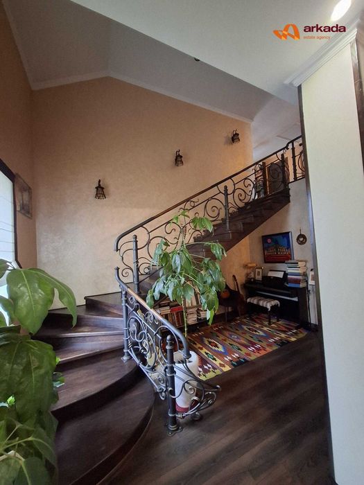 Просторий будинок із відпочинковим комплексом. Продаж