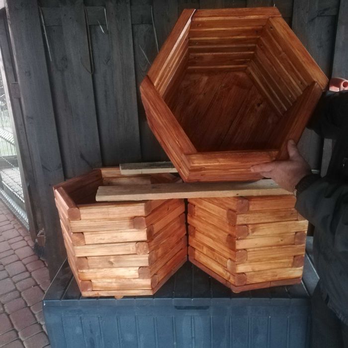 Donica drewniane, budki, mała architektura