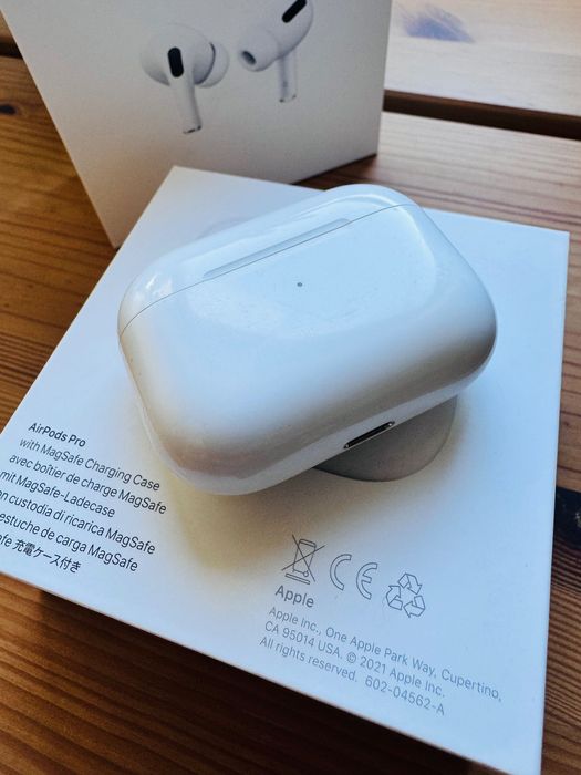 Apple AirPods Pro w/ MagSafe