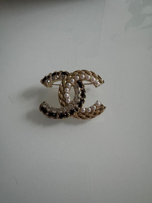 Piękna broszka Chanel