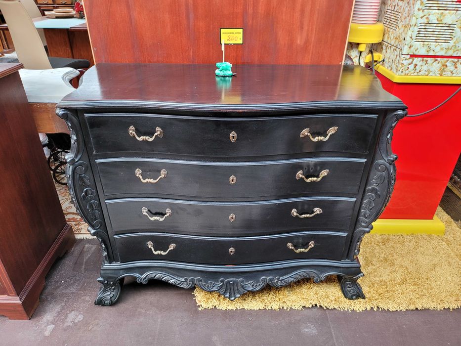 Cómoda antiga em madeira maciça com algumas