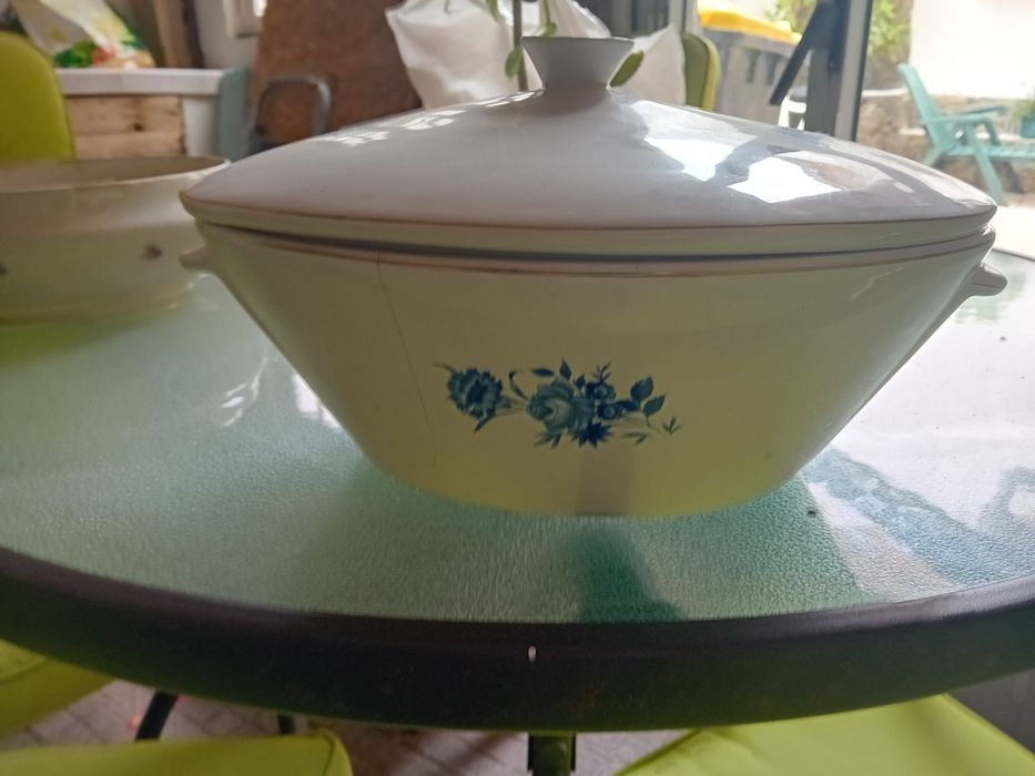 Vende terina em porcelana antiga de fabricação portuguesa