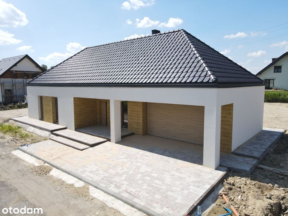 Nowy dom jednorodzinny na dużej działce w spokojnej okolicy.