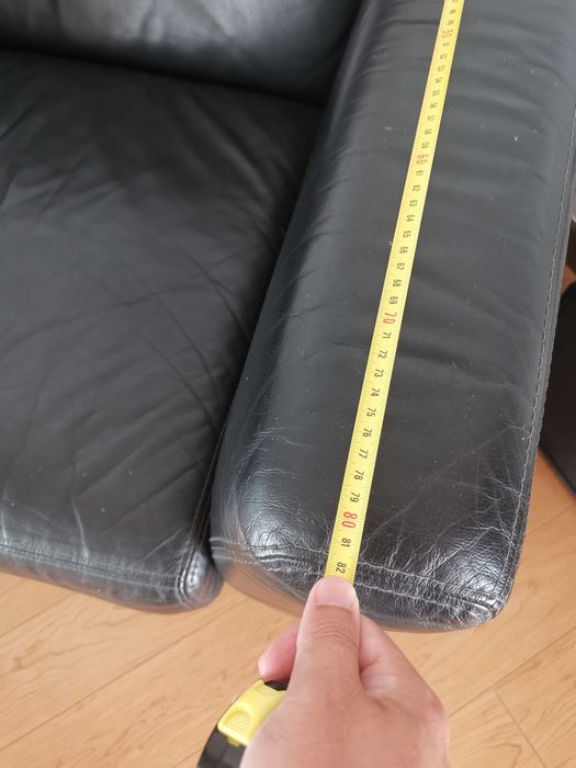 Conjunto de sofás individuais em pele