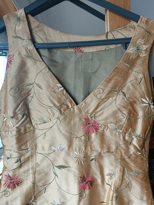 Vestido de cerimónia em tecido bordado feito á mão