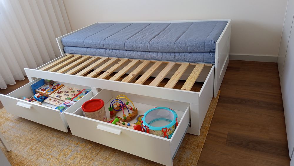 Cama IKEA c/ gavetas + colchões