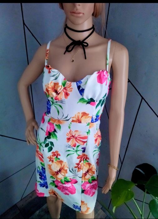 Sukienka biała w kwiaty ramiączka