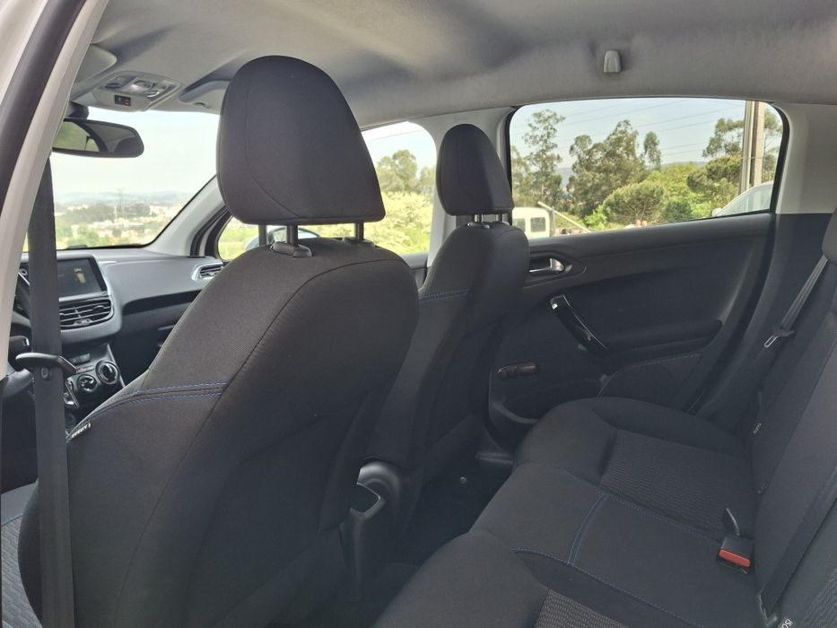 Peugeot 208 Signature