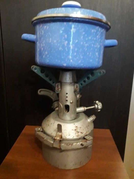 Кухонне приладдя. Примус для приготування їжі.