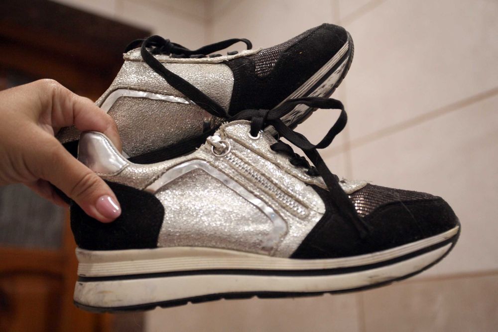 Nieważkie, stylowe, srebrne Sneakersy marki Belucci Rozmiar 36
